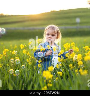 Rustique expanse fleurs jaunes insouciante jeu d'enfance Banque D'Images