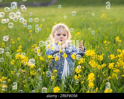 Rustique expanse fleurs jaunes insouciante jeu d'enfance Banque D'Images