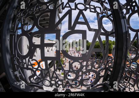 Paris, France. 9th juin 2023. Les gens traversent le Stade Roland Garros au tournoi de tennis Grand Chelem ouvert en 2023 à Roland Garros, Paris, France. Frank Molter/Alamy Actualités en direct Banque D'Images