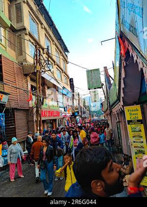 Darjeeling, bengale occidental, inde, personnes marchant dans les rues de darjeeling Mall Road. Banque D'Images