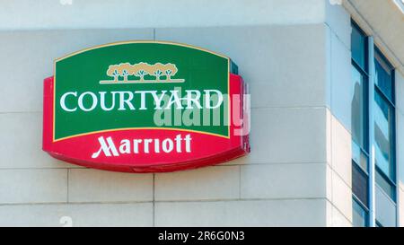 Toronto, Canada - 4 juin 2023 : logo et symbole du Courtyard Marriott sur la façade d'un bâtiment. Aucune personne n'est dans la scène. Banque D'Images