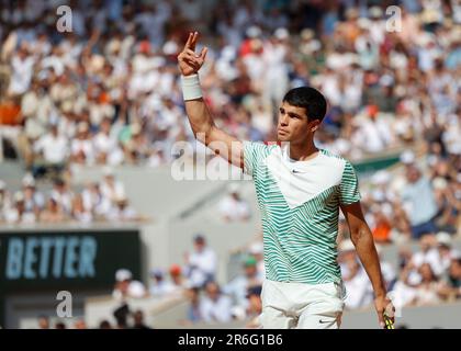 Paris, France, 9th. Juin 2023. Le joueur de tennis espagnol Carlos Alcaraz célèbre le vendredi 09,06 2023 au tournoi de tennis de l'Open de France 2023 à Roland Garros. © Juergen Hasenkopf / Alamy Live News Banque D'Images