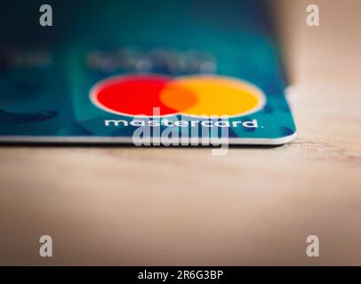 Logo Mastercard sur une carte de crédit. Gros plan, image de marque. Banque D'Images