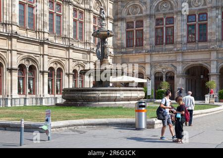 Vienne, Autriche - 17 juin 2018 : fontaine de l'Opéra (allemand : Opernbrunnen) sur le côté droit de l'Opéra national de Vienne (allemand : Staatsoper Wiener). Banque D'Images