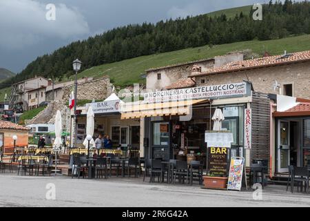 Entreprises dans des bâtiments temporaires dans le village de Castelluccio en Ombrie, en Italie centrale, en Europe, quelques années après le tremblement de terre dévastateur de 2016 Banque D'Images