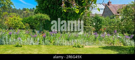 Vue panoramique avec plantes florissantes dans l'ancien jardin de l'artiste Claude Monet dans le village de Giverny, France Banque D'Images