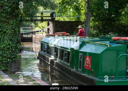 Wey et Arun canal font confiance en bateau, le narrowboat Wiggonholt entrant dans l'écluse de Brewhurst près de Loxwood, West Sussex, Angleterre, Royaume-Uni Banque D'Images