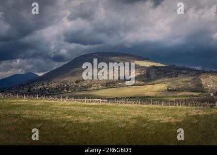 Eged Mountain avant la tempête près de la ville d'Eger de Hongrie. Banque D'Images