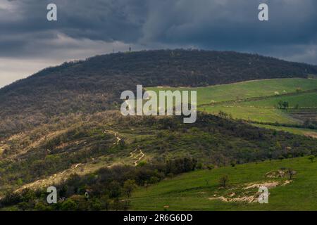 Eged Mountain avant la tempête près de la ville d'Eger de Hongrie. Banque D'Images