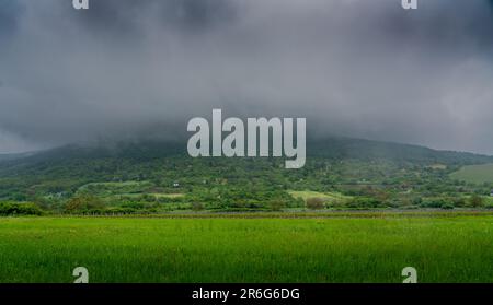 Eged Mountain avant la tempête près de la ville d'Eger de Hongrie. Banque D'Images