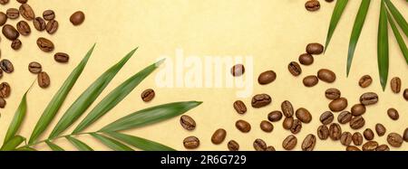 Banderole à café avec grains de café et feuilles de palmier sur papier artisanal Banque D'Images