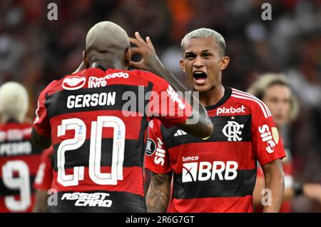 Wesley Franca (R) de Flamengo célèbre un but lors du match de football Copa Libertadores entre Flamengo et Racing, à Rio de Janeiro, Brésil, 08 juin 2023. Banque D'Images