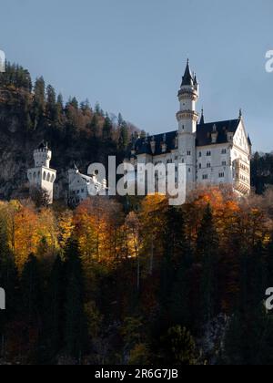 Château de Schloss Neuschwanstein dans la lumière du coucher du soleil et les couleurs orange du coucher du soleil. Banque D'Images