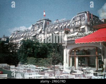 1950s Suisse- vue sur le Palais du Montreux sur les rives du lac Léman à Montreux. Banque D'Images