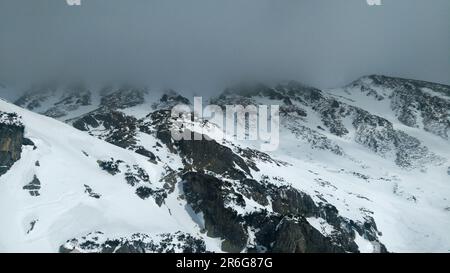 Slovaquie randonnée Tar rivière, hiver. Beauté des Snowy Mountains et de la glace. Banque D'Images