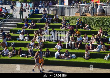 Londres, Royaume-Uni. 9th juin 2023. Les gens apprécient le soleil sur le gazon artificiel à côté du canal Regent's à Granary Square, la croix du roi, alors que les températures montent dans la capitale. (Credit image: © Vuk Valcic/SOPA Images via ZUMA Press Wire) USAGE ÉDITORIAL SEULEMENT! Non destiné À un usage commercial ! Banque D'Images