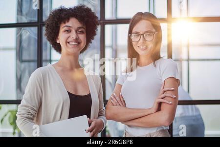 Businesswomen Having Informal Meeting in Modern Office Banque D'Images