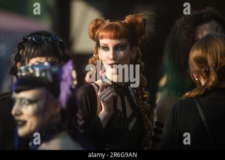 Leipzig, Allemagne. 27th mai 2023. Visiteurs du festival Wave-Gotik-Treffen Wave-Gotik-Treffen est un festival mondial annuel de musique et de culture des requins à Leipzig, en Allemagne. En 2023, il a eu lieu du 26 au 29 mai, et a rassemblé environ 20 000 visiteurs et 200 groupes de différents genres dans plusieurs endroits de la ville. (Photo de Yauhen Yerchak/SOPA Images/Sipa USA) crédit: SIPA USA/Alay Live News Banque D'Images