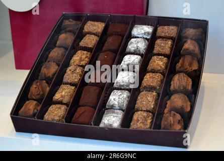 Ensemble de truffes au chocolat belge, prêt pour un cadeau. Banque D'Images