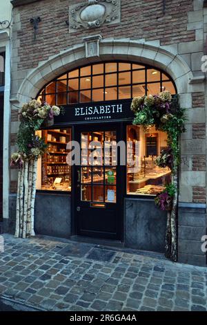 Bruxelles, Belgique - 14 octobre 2017 : entrée dans l'une des boutiques du chocolatier Elisabeth en centre-ville. Banque D'Images