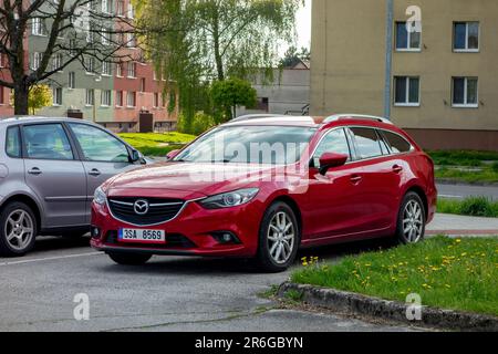 HAVIROV, RÉPUBLIQUE TCHÈQUE - 27 AVRIL 2023 : Mazda 6 Estate Combi Wagon de couleur rouge vif. Il est fabriqué depuis plus de 10 ans Banque D'Images