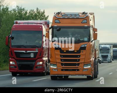 Camions sur l'autoroute européenne. Transport de marchandises. Banque D'Images