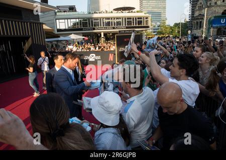 Chris Hemsworth a fait une apparition spéciale à Berlin sur 9 juin 2023, pour révéler son dernier film, « Tyler Rake: Extraction 2 ». Les fans se sont rassemblés avec impatience près du zoo Palast, espérant apercevoir la superstar et d'autres célébrités qui assistaient à l'événement. Dans « Tyler Rake: Extraction 2 », Hemsworth reprend son rôle de mercenaire australien, Tyler Rake, dans une aventure captivante et pleine d'action. La carrière d'Hemsworth comprend de nombreux films, des blockbusters bourrés d'action comme « maintenant White et le Huntsman » aux films acclamés par la critique comme « Rush ». Né à Melbourne, Hemsworth a une diversité Banque D'Images