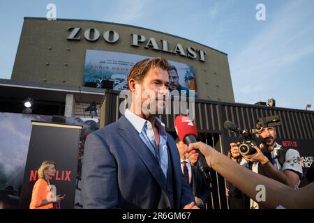 9 juin 2023, Berlin, Allemagne: Chris Hemsworth a fait une apparition spéciale à Berlin sur 9 juin 2023, pour révéler son dernier film, ''Tyler Rake: Extraction 2''. Les fans se sont rassemblés avec impatience près du zoo Palast, espérant apercevoir la superstar et d'autres célébrités qui assistaient à l'événement. Dans ''Tyler Rake: Extraction 2, '' Hemsworth reprend son rôle de mercenaire australien, Tyler Rake, dans une aventure captivante et pleine d'action. La carrière d'Hemsworth comprend de nombreux films, des blockbusters bourrés d'action tels que « Snow White and the Huntsman » aux films acclamés par la critique tels que « Rush ». Bor Banque D'Images