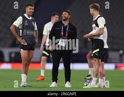 L'ancien joueur de Manchester City Sergio Aguero avec Rodor Manchester City et John Stones de Manchester City lors d'une session d'entraînement au stade olympique Ataturk, Istanbul. Date de la photo : 9th juin 2023. Crédit photo à lire: Paul Terry/Sportimage crédit: Sportimage Ltd/Alay Live News Banque D'Images