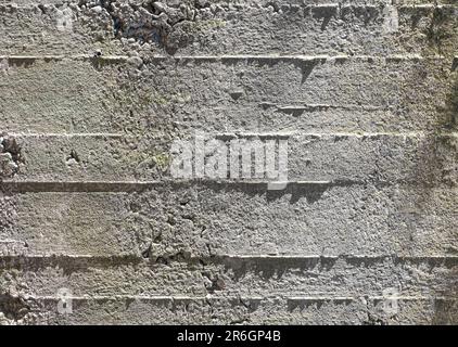 Surface en béton armé sous lumière oblique. Effacer les empreintes du coffrage Banque D'Images