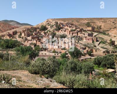 Le petit village Moulay Brahim dans les montagnes de l'Atlas au nord du Maroc Banque D'Images