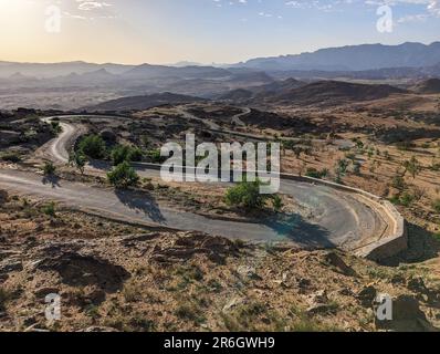 Une route qui s'enroule vers le haut d'une montagne dans un grand paysage de montagne dans l'anti-Atlas, au Maroc Banque D'Images