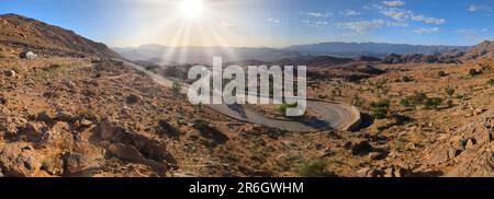 Une route qui s'enroule vers le haut d'une montagne dans un grand paysage de montagne dans l'anti-Atlas, au Maroc Banque D'Images