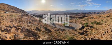 Une route qui s'enroule vers le haut d'une montagne dans un grand paysage de montagne dans l'anti-Atlas, au Maroc Banque D'Images