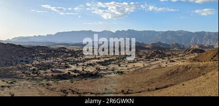 Une route qui s'enroule vers le haut d'une montagne dans un grand paysage de montagne dans l'anti-Atlas, au Maroc Banque D'Images