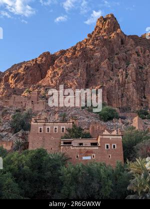 Beau petit village Oumesnat avec des maisons en argile dans les montagnes anti-Atlas du Maroc Banque D'Images