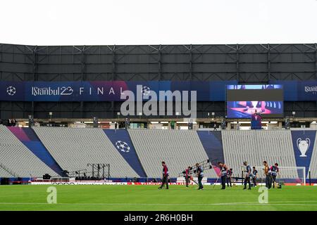 Istanbul, Turquie. 09th juin 2023. Les joueurs de fond nettoient le terrain lors de la séance d'entraînement avant le match final de la Ligue des champions de l'UEFA entre le FC de Manchester City et le FC Internazionale au stade olympique Ataturk, à Istbyl, en Turquie, sur 9 juin 2023. Credit: Giuseppe Maffia/Alay Live News Banque D'Images