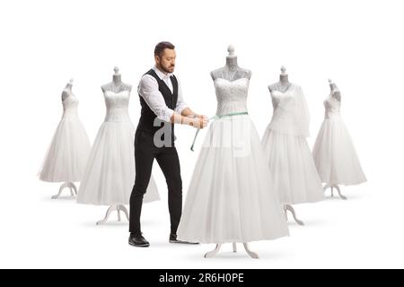 Adapter les mesures d'une robe de mariée sur une poupée de mannequin isolée sur fond blanc Banque D'Images