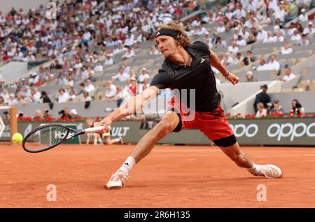 Paris, France. 09th juin 2023. Alexandre Zverev, d'Allemagne, joue contre Casper Ruud, de Norvège, qui a été la quatrième fois, lors de l'Open de tennis français à Paris, en France, vendredi, 9 juin 2023. Ruud a remporté 6-3, 6-4, 6-0 et s'est qualifié pour la finale. Photo de Maya Vidon-White/UPI crédit: UPI/Alay Live News Banque D'Images