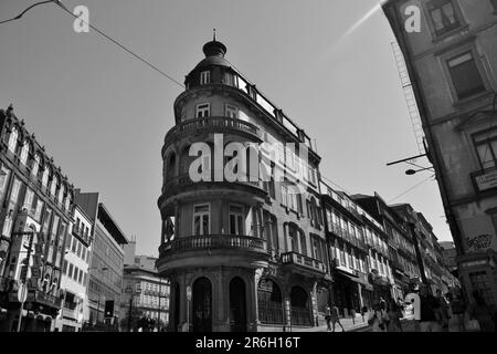 Plusieurs façades de Porto, août 2015 17th. Concentrez-vous sur un bel édifice néo-classique. Il y a deux rues et des gens qui y marchent. Banque D'Images