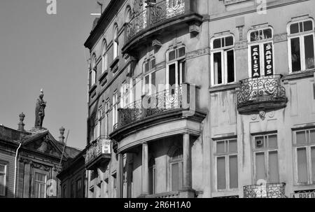 Plusieurs façades de Porto, août 2015 17th. Concentrez-vous sur une façade arrondie avec quelques balcons. Il est en face d'une église, avec une statue de la Vierge Banque D'Images