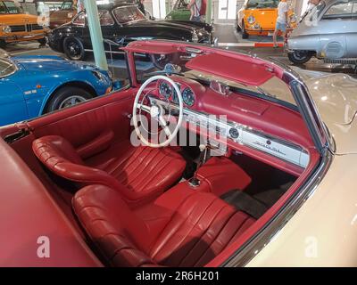 ROMANSHORN, SUISSE - 4 JUIN 2023 : intérieur de véhicule de Mercedes-Benz 300 SL dans le musée de Romanshorn Banque D'Images