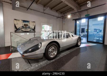 ROMANSHORN, SUISSE - 4 JUIN 2023 : Porsche 904 dans le musée du Romanshorn Autobau erlebniswelt Banque D'Images