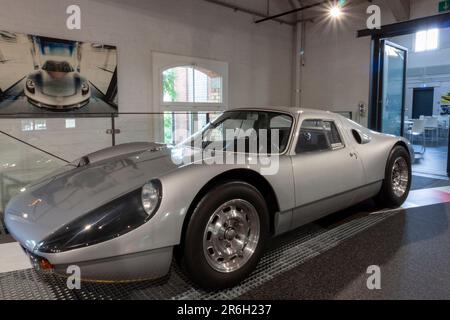 ROMANSHORN, SUISSE - 4 JUIN 2023 : Porsche 904 dans le musée du Romanshorn Autobau erlebniswelt Banque D'Images