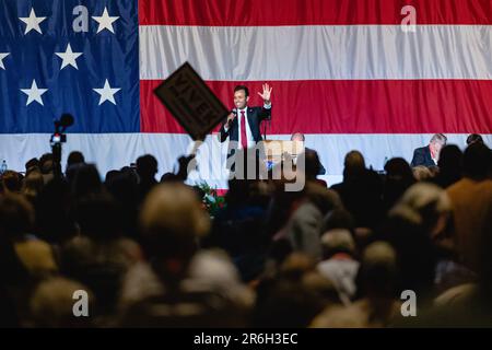 COLUMBUS, GA : Vivek Ramaswamy, candidat républicain à la présidence et homme d'affaires, se dirige vers le public lors de la Convention d'Etat du GOP au Centre de congrès et de commerce de Columbus à Columbus, Géorgie sur 8 juin 2023. (Photo de Jon Cherry pour le New York Times) GA GOP convention Credit: SIPA USA/Alay Live News Banque D'Images