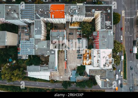 Une vue aérienne d'une ville vacante, mettant en valeur le paysage urbain d'un point de vue de haute altitude Banque D'Images