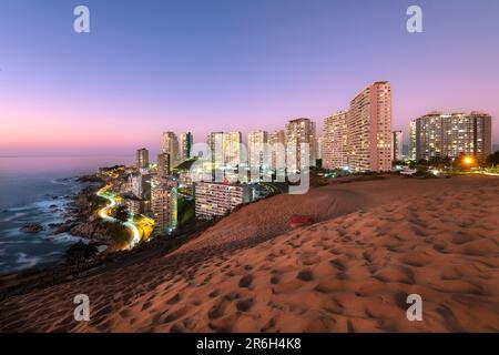 Vue sur les bâtiments de Concon depuis les dunes de sable, région de Valparaiso, Chili Banque D'Images