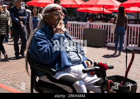 Seattle, États-Unis. 1 juin 2023. Une personne élégante assise au soleil au célèbre marché de Pike place. Banque D'Images