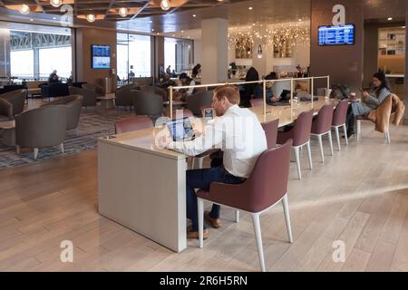 Salle d'attente du Metropolitan Lounge d'Amtrak dans le nouveau Moynihan train Hall du James A. Farley Post Office Building, New York City, New York. Banque D'Images