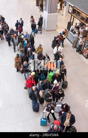 Les personnes qui attendent en ligne pour acheter des billets de train Amtrak à Moynihan train Hall, dans le bâtiment du bureau de poste James A. Farley, New York, NY. Banque D'Images